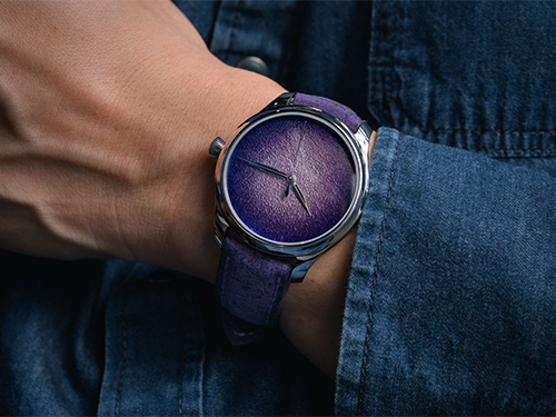 H. Moser & Cie. выпустил концептуальные часы Endeavour Centre Seconds Concept Purple Enamel с фиолетовой эмалью