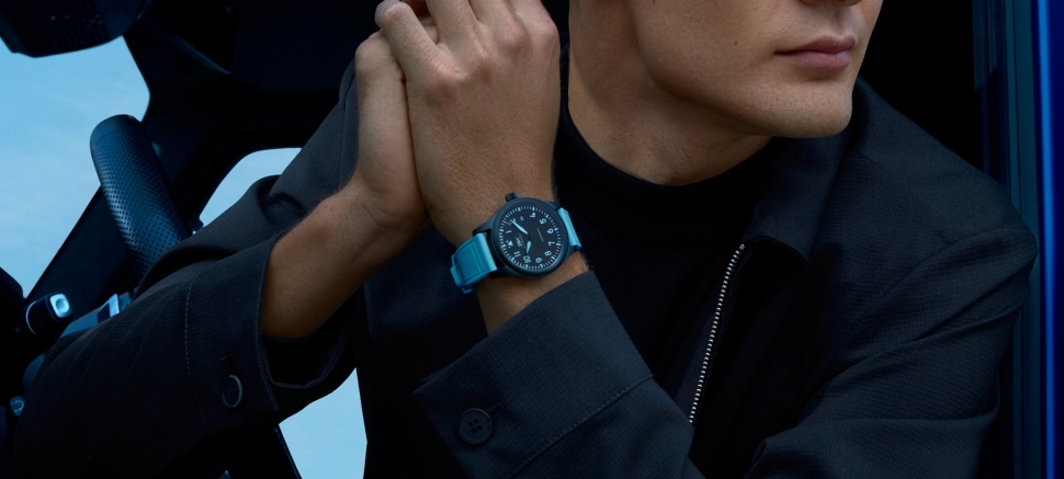 IWC и пилот Формулы-1 Джордж Расселл выпустили часы в фирменном гоночном синем цвете