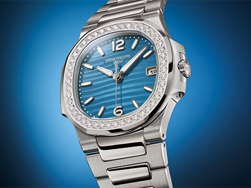 Patek Philippe расширил линейку женских часов Ladies Nautilus Luce ультратонкой моделью из белого золота с бриллиантовым безелем и волнистым циферблатом цвета океана