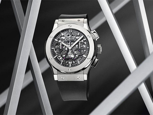 Hublot включил в футуристическую коллекцию Classic Fusion титановый хронограф Aerofusion Titanium с сапфировым циферблатом-скелетоном