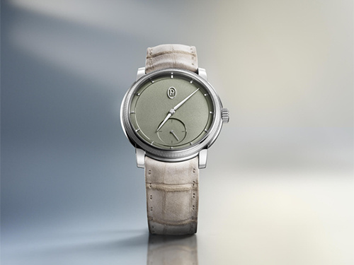 Parmigiani Fleurier выпустил новые модели деловых часов Toric Petite Second из розового золота и платины с песочным и зеленым циферблатами
