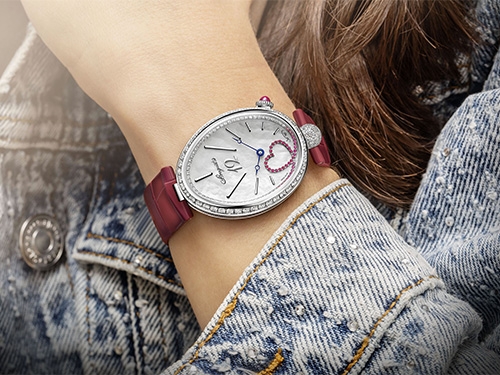 Breguet выпустил ко Дню святого Валентина часы Reine de Naples 9915 из белого золота с бриллиантами, розовыми сапфирами и рубинами