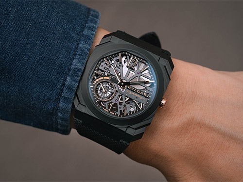 Часы Bvlgari Octo Finissimo Skeleton 8 Days воплощают контраст титана с черным DLC-покрытием и розового золота