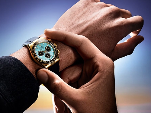 Rolex представил новое поколение хронографов Daytona, включая Daytona Yellow Gold Turquoise Blue Lacquer из желтого золота с бирюзовым лаковым циферблатом