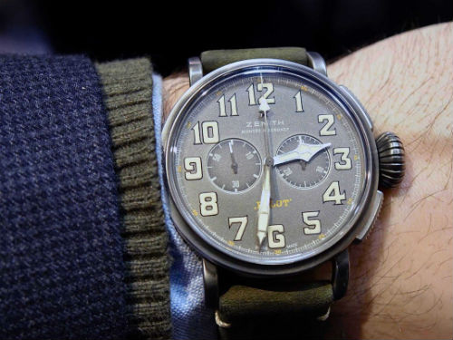 Наручные часы Heritage Pilot Café Racer от Zenith, объединившие в себе типичные черты коллекции «Pilot» и брутальную внешность легендарного мотоцикла Café Ra